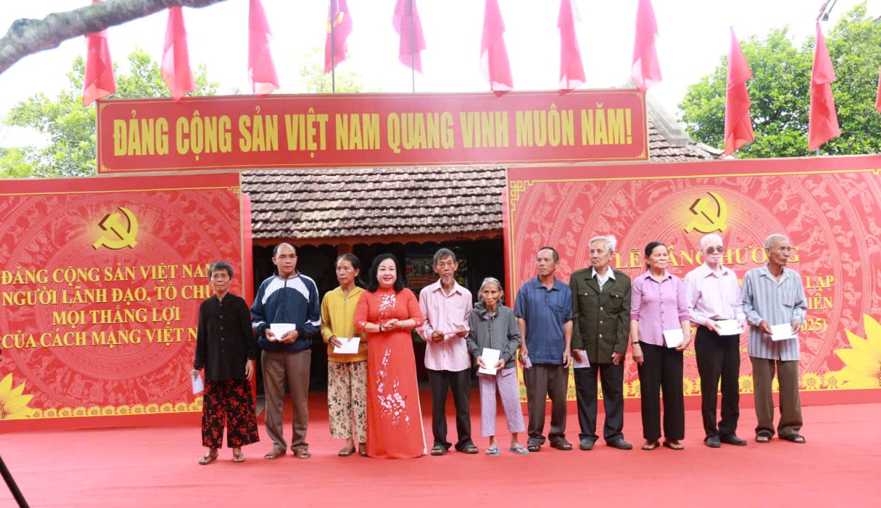 Phó Bí thư Thường trực Tỉnh ủy Cao Thị Hòa An tặng quà cho các gia đình chính sách.